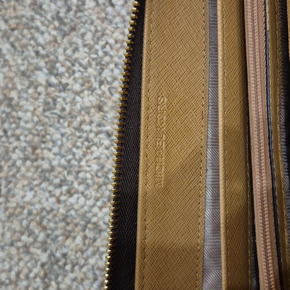 Michael Kors Large Wristlet Wallet GUC - Picture 4 of 16